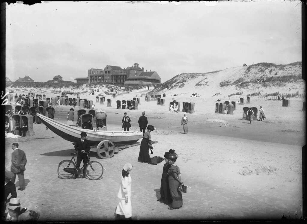 Het strand van Bergen aan Zee in 1920 met in het verschiet hotel Nassau door A.J. Bonda.